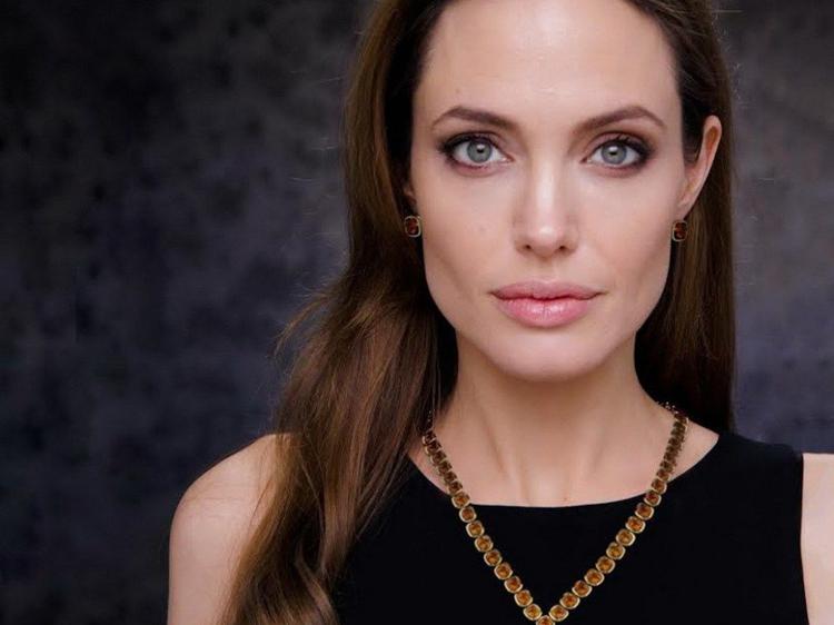  Анджелина Джоли