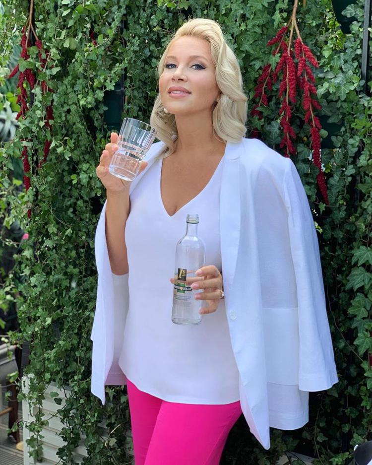Екатерина Одинцова со стаканом воды 