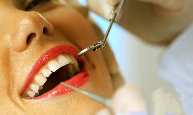 Чистить зубы у врача-гигиениста надо раз в полгода