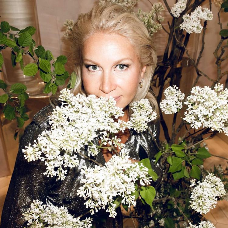 Екатерина Одинцова с белыми цветами 