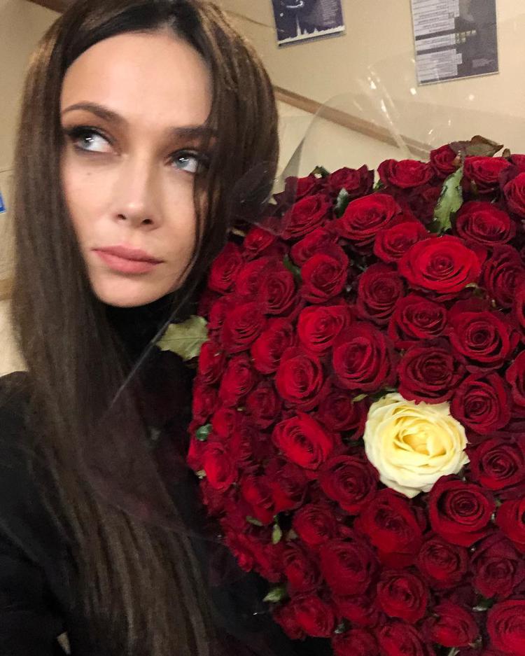 Настасья Самбурская с букетом роз 