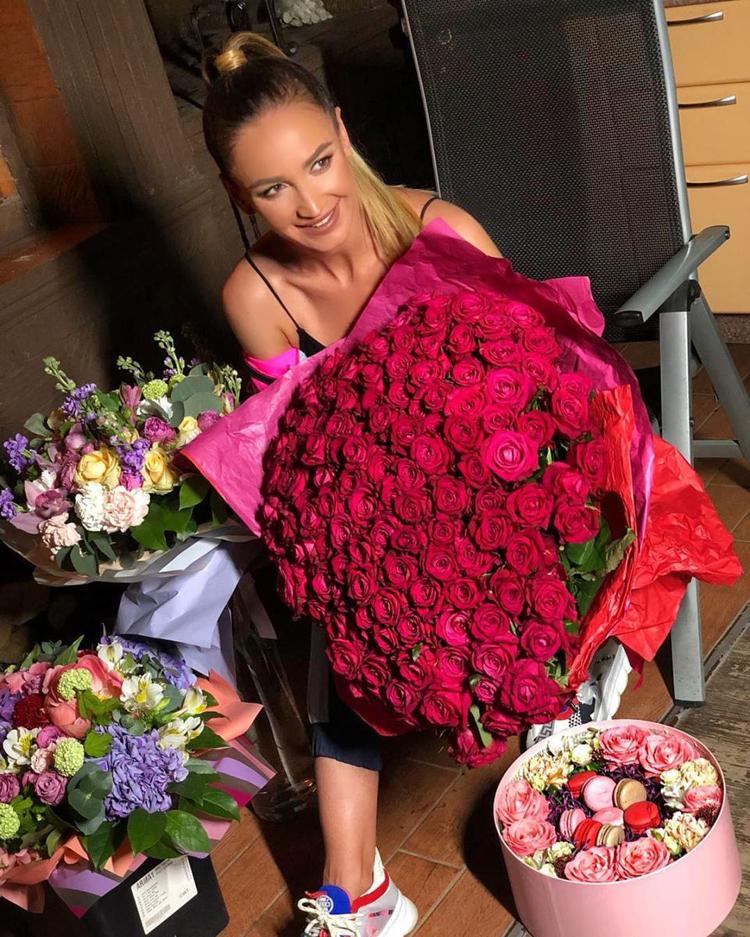 Ольга Бузова с роскошными цветами 