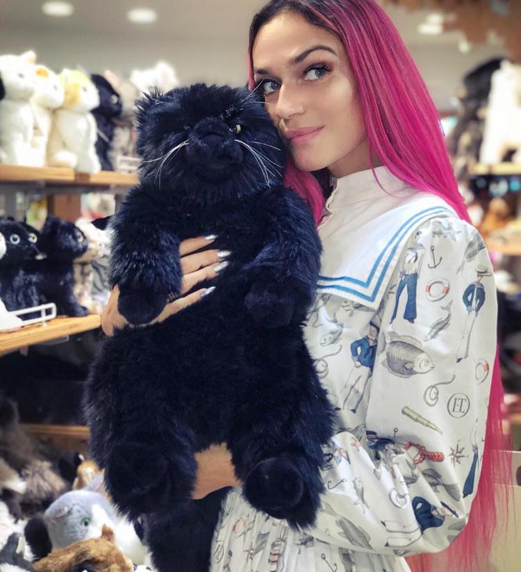 Алена Водонаева с игрушечным котом 