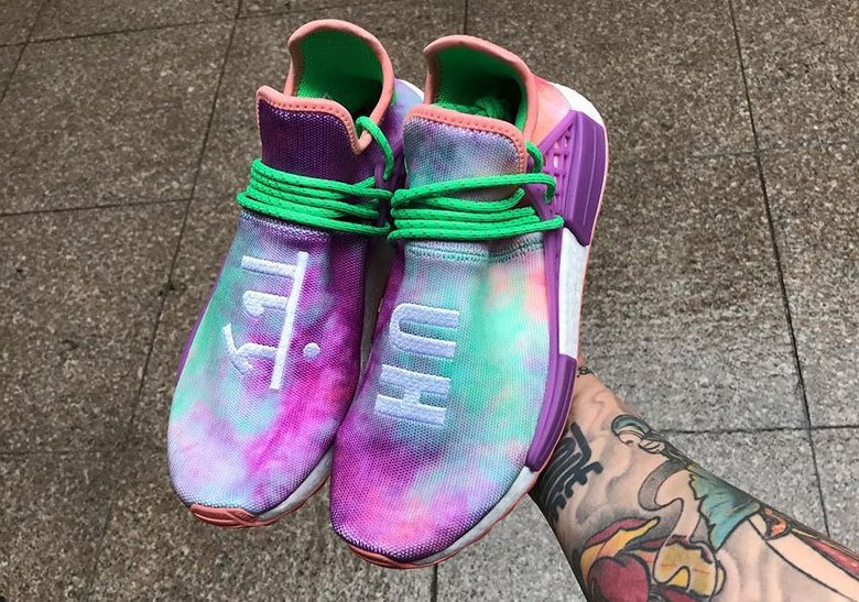 На фото: кроссовки adidas hu race trail