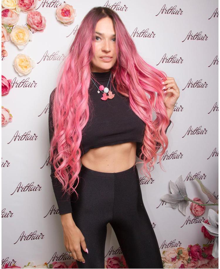 Алена Водонаева с розовыми волосами 