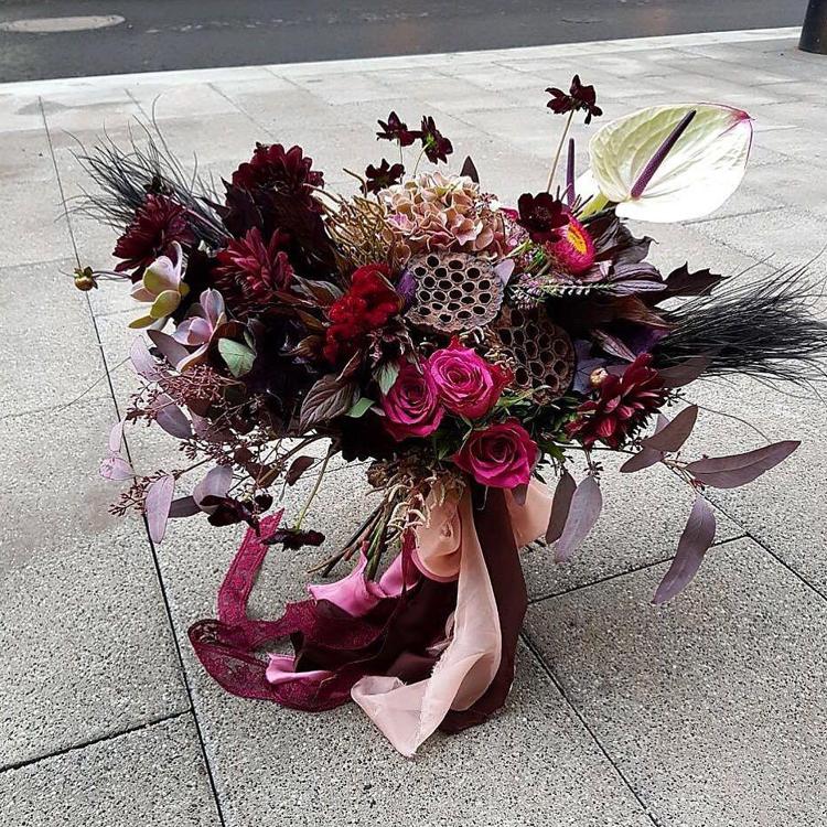 Страстный букет цветов с сухоцветами лотоса