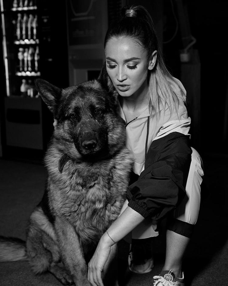 Ольга Бузова  с собакой