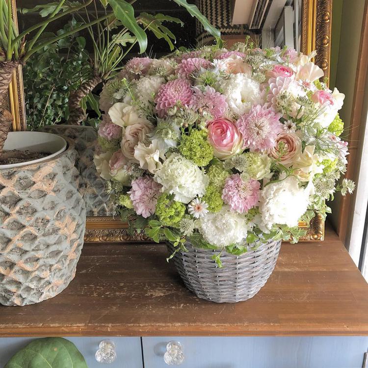Букет с хризантемами в корзине в розовых тонах