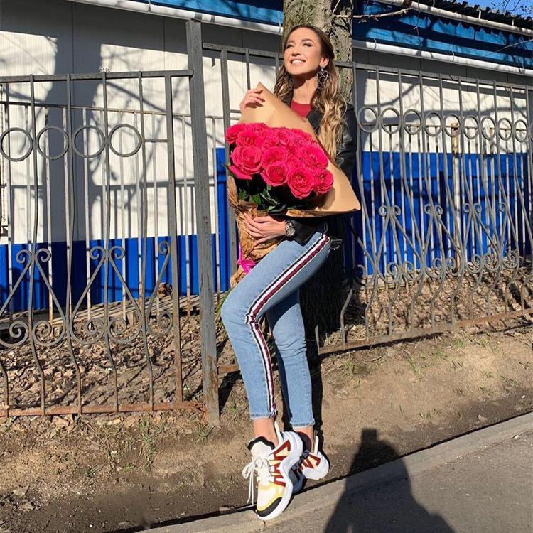Ольга Бузова с букетом роз