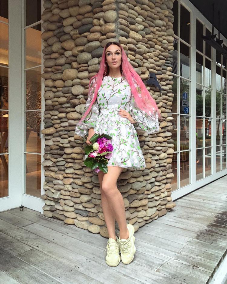 Алена Водонаева в цветочном платье 
