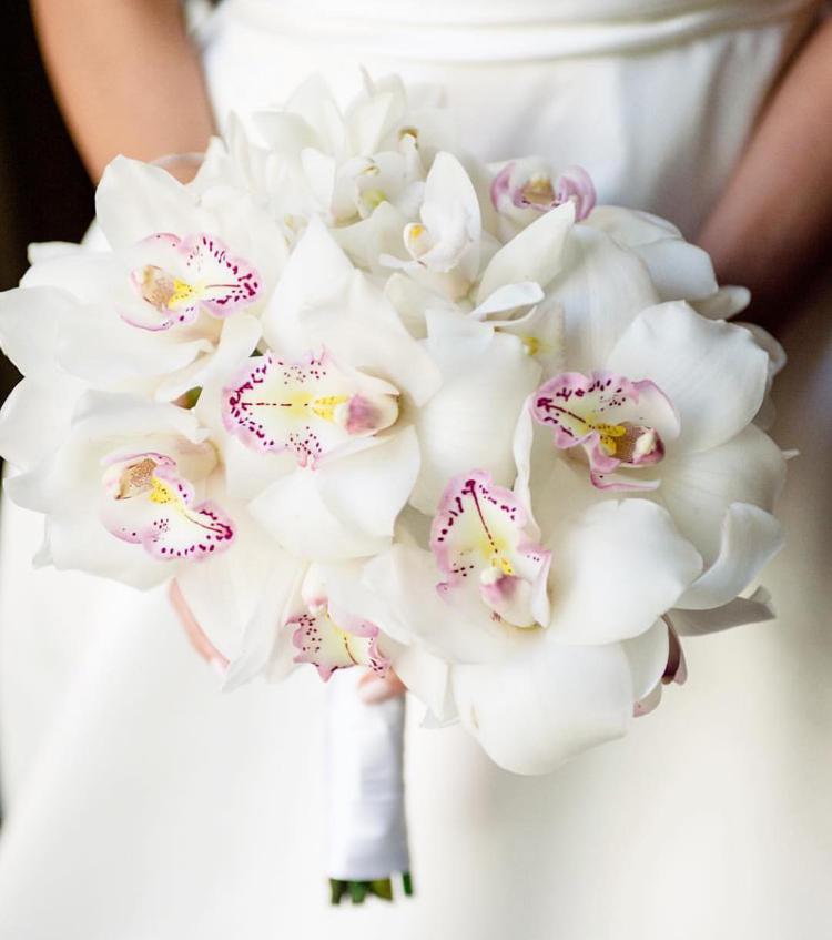 Нежный букет невесты из белых орхидей