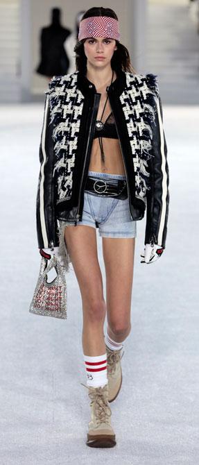 Кайя Гербер в бандане на показе Alexander Wang Resort 2019 в Нью-Йорке!