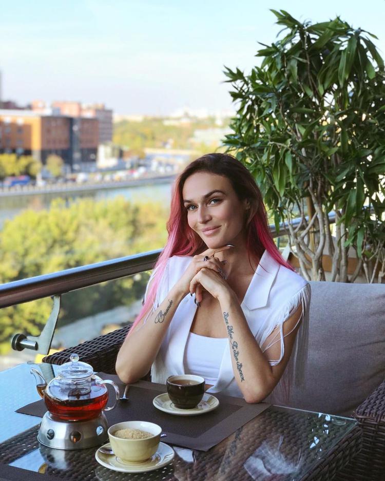Алена Водонаева за чашечкой кофе