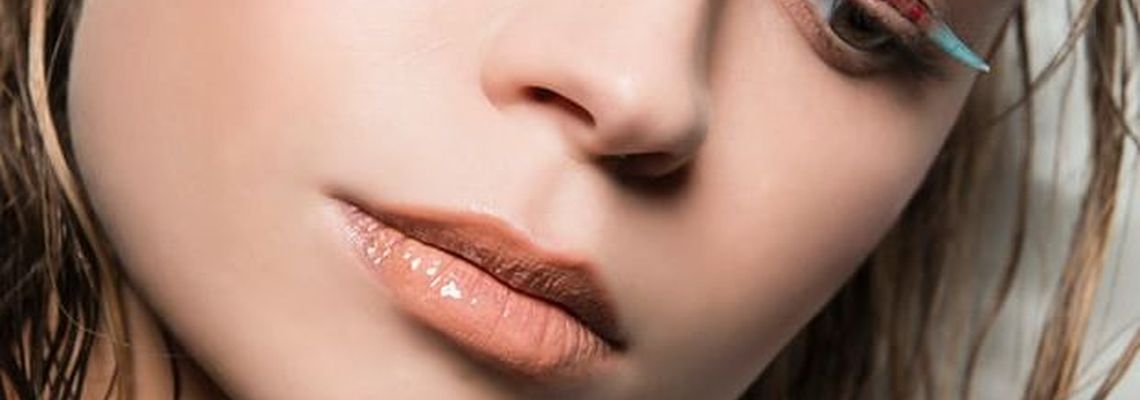 Красивый макияж будущего: голография на лице и насыщенно коричневая помада