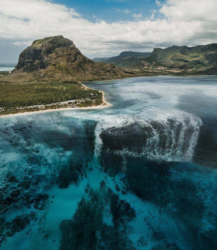 Водопад на маврикии в океане фото