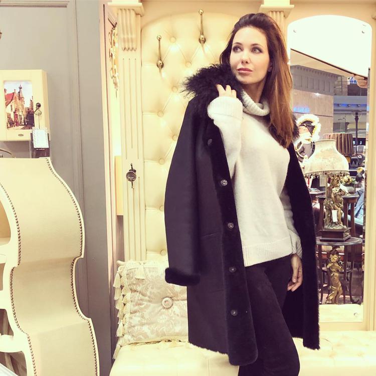 Екатерина Климова в магазине одежды 