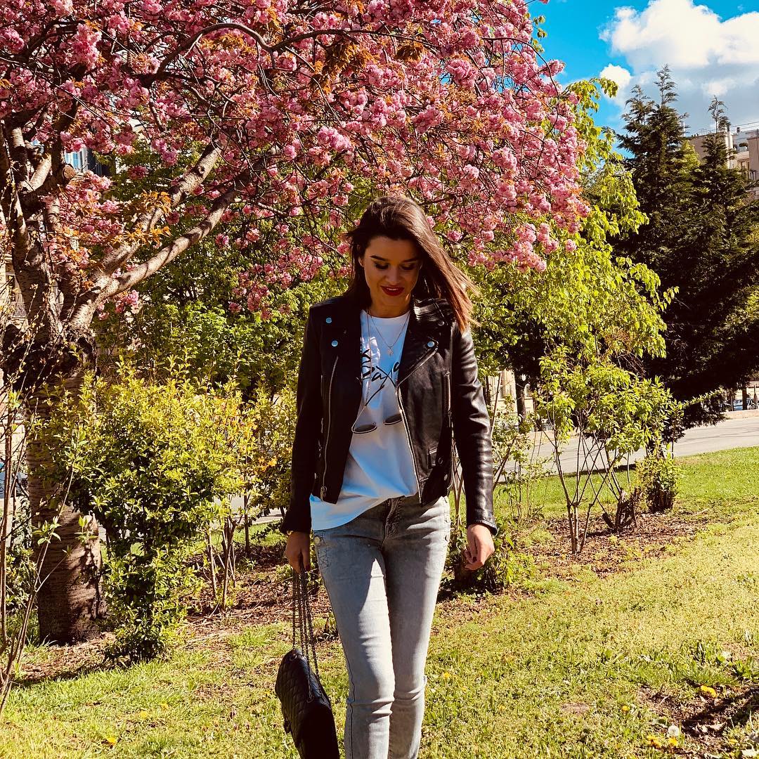 Ксения Бородина в красивом саду