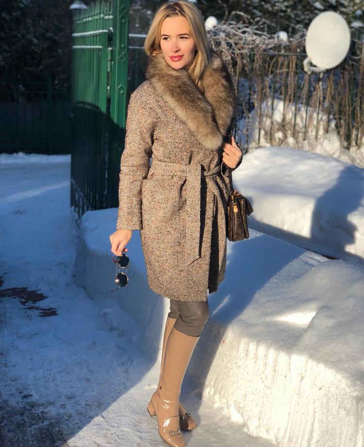 Елена Бушина  в зимнем пальто