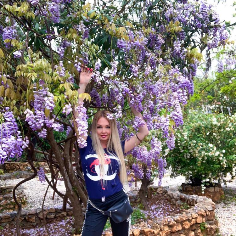 Дарья Пынзарь около цветущего дерева