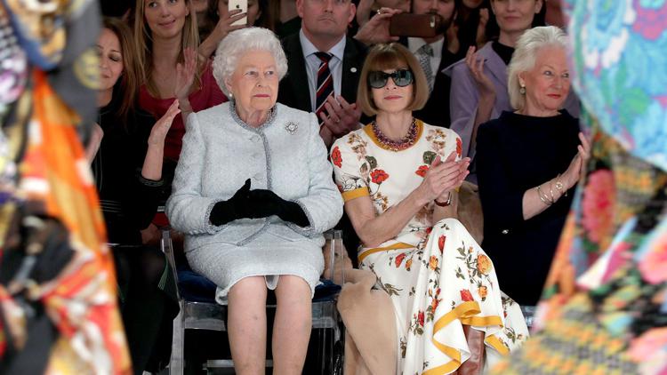 Королева Елизавета на показе мод в Лондоне