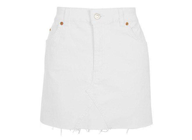 Короткая белая джинсовая юбка