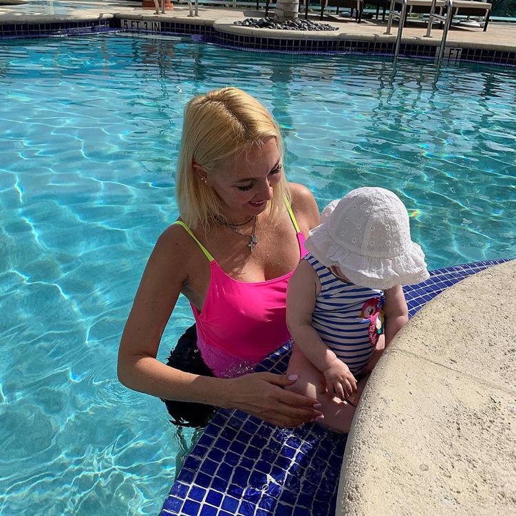 Лера Кудрявцева с ребенком в бассейне