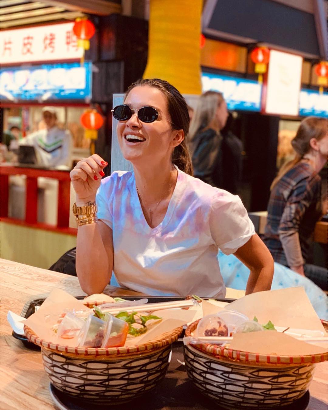 Ксения Бородина за столом