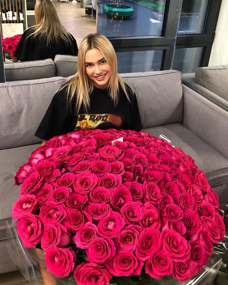 Наталья Рудова с букетом роз 