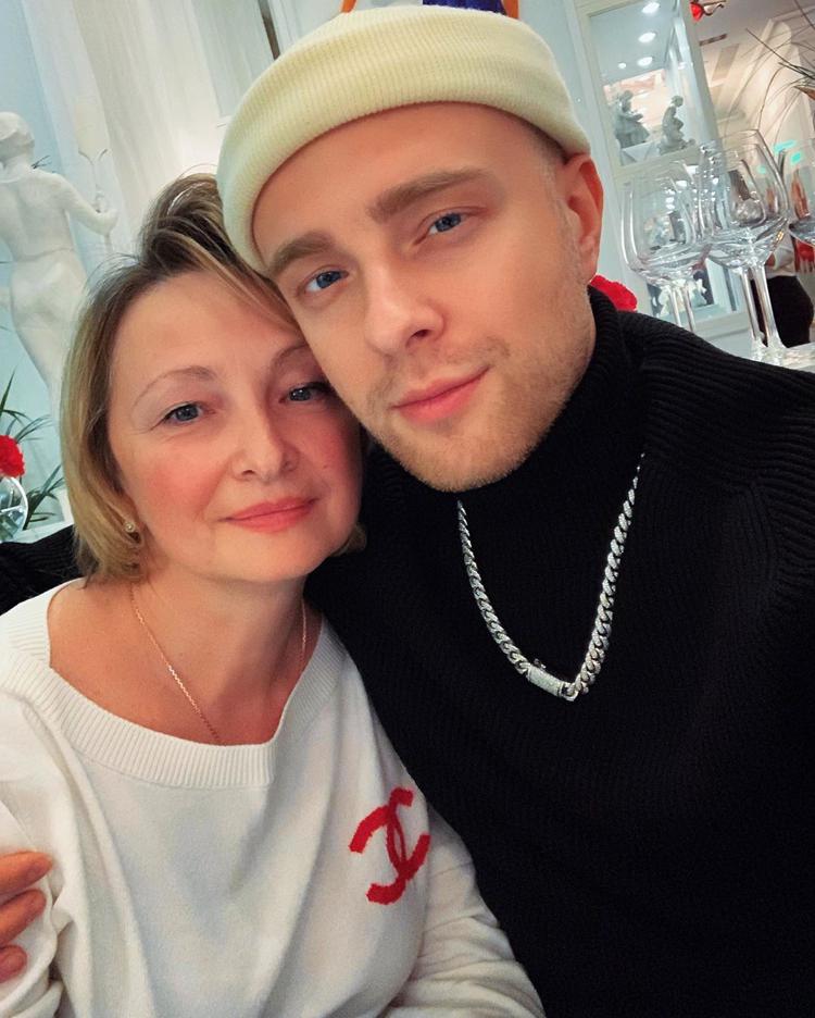 Егор Крид с мамой 