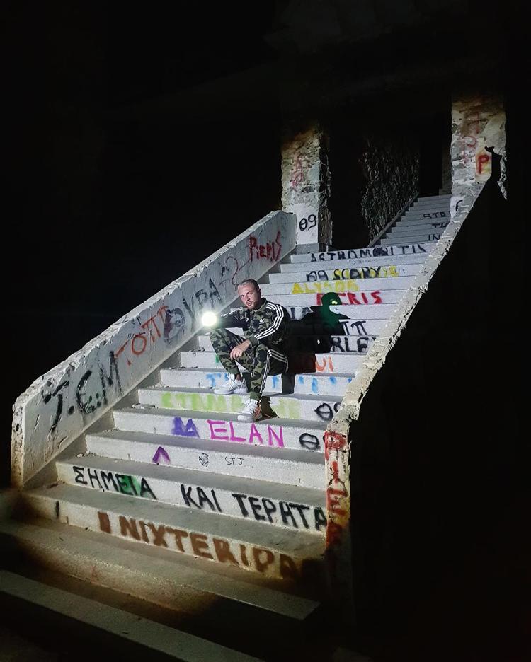 Егор Крид на лестнице 
