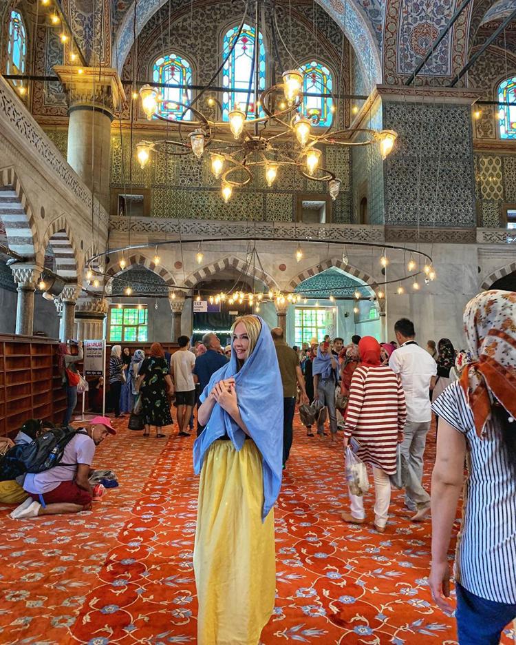 Дарья Пынзарь в мечете 