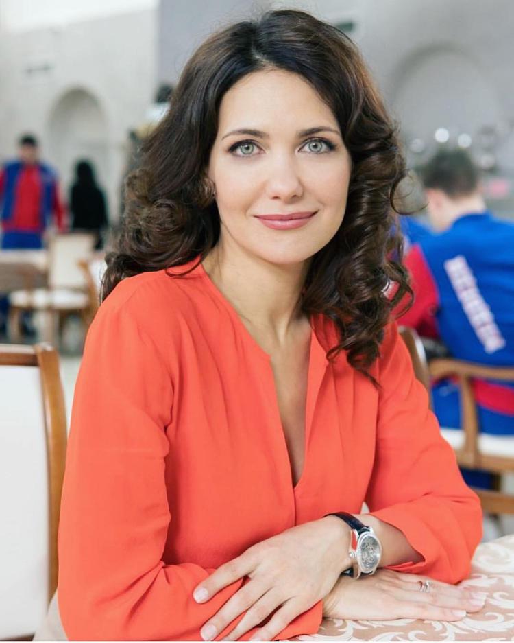 Екатерина Климова в оранжевой блузке 