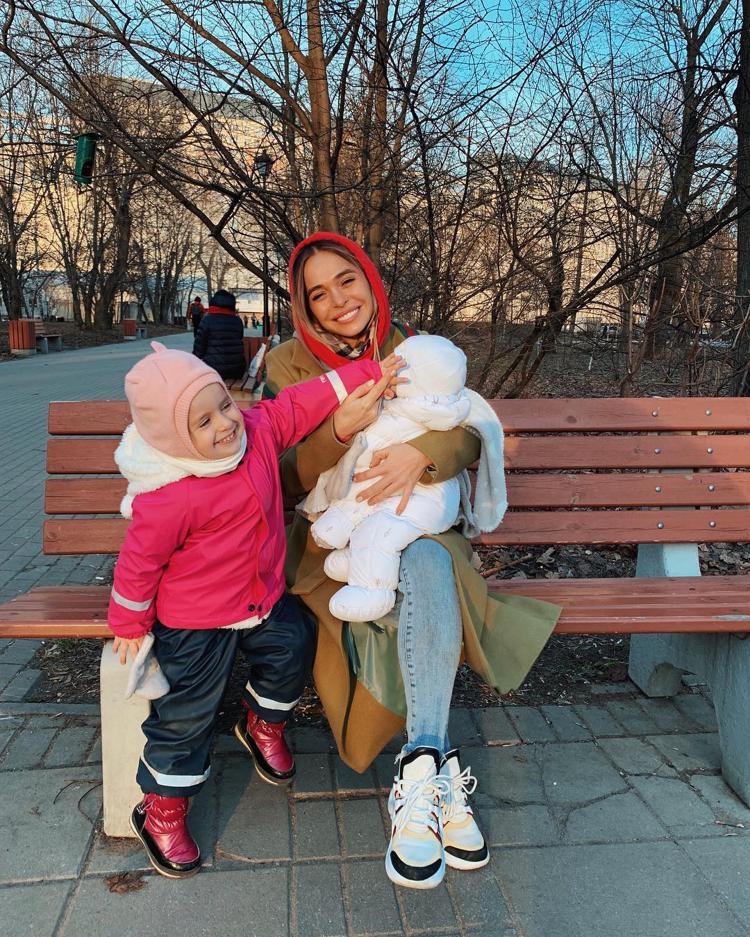 Анна Хилькевич на прогулке с дочками 