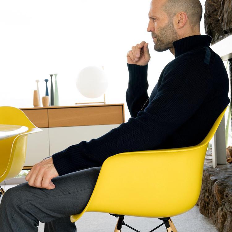 Джейсон Стэтхэм в желтом кресле 