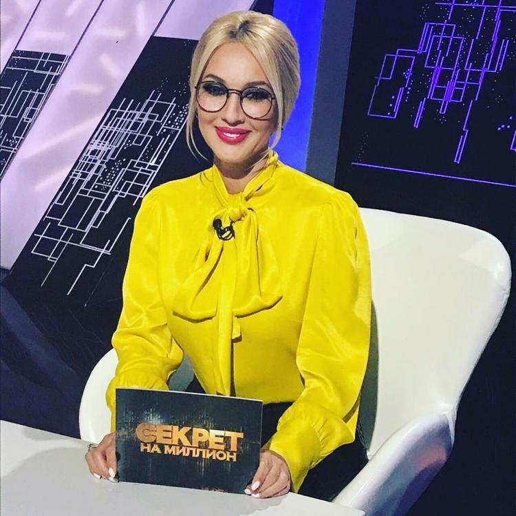 Лера Кудрявцева в желтой блузке