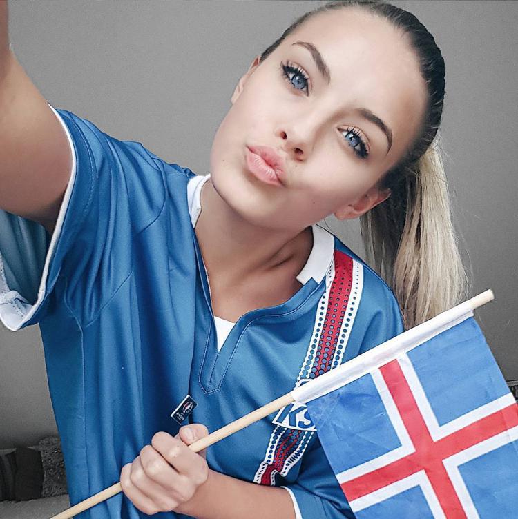 Девушка с флагом Исландии