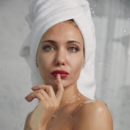 Екатерина Климова с полотенцем на голове