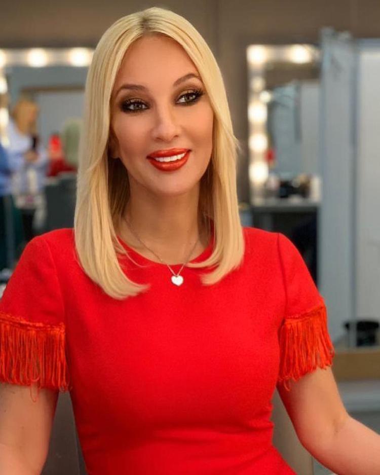 Лера Кудрявцева в красной блузке