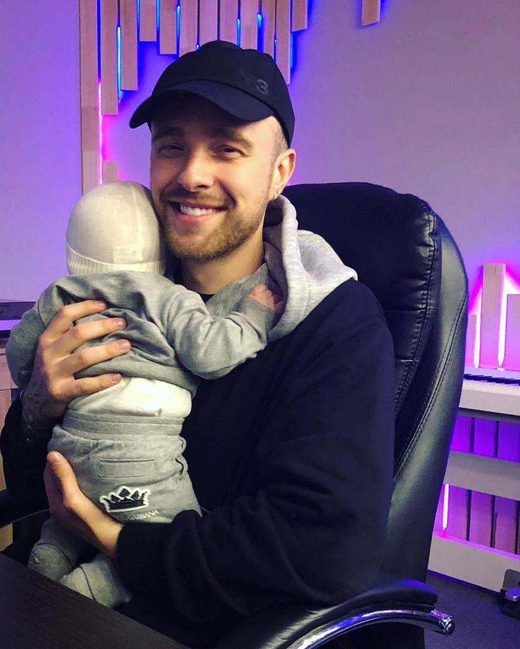 Егор Крид с младенцем в руках 