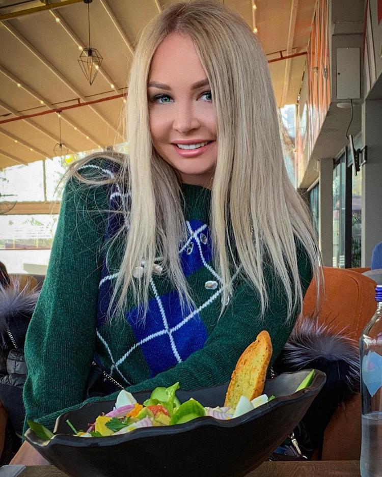Дарья Пынзарь в ресторане 