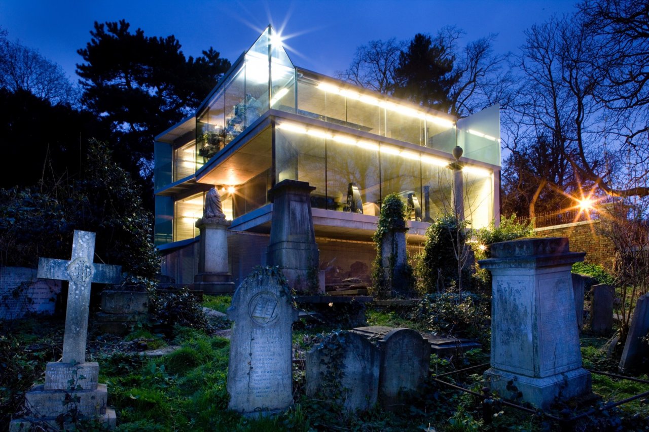 Дом построен на кладбище