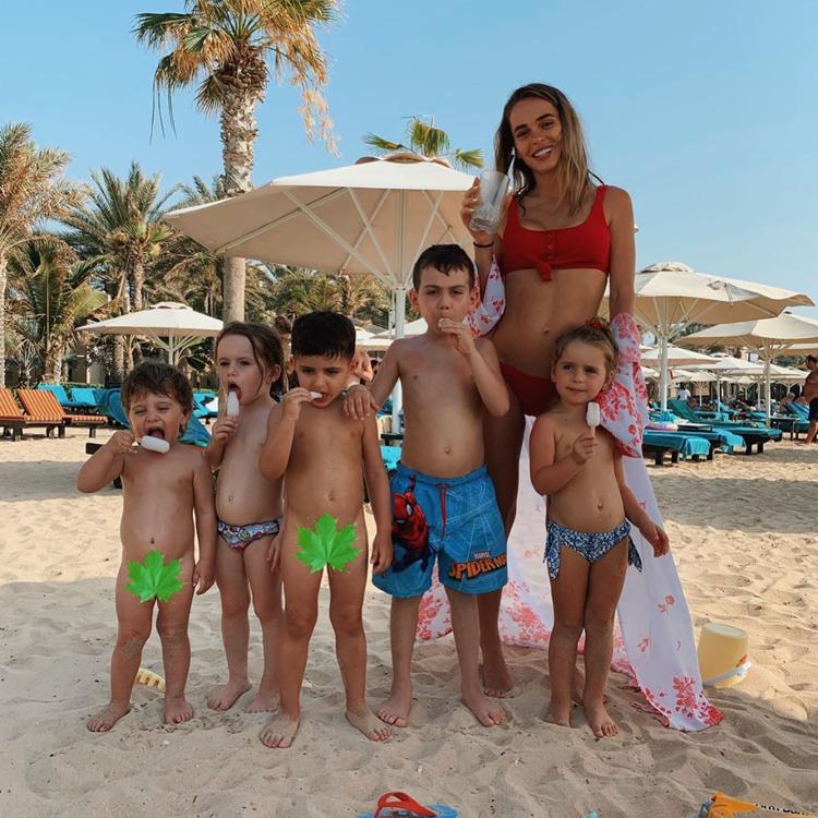 Анна Хилькевич с детишками на пляже