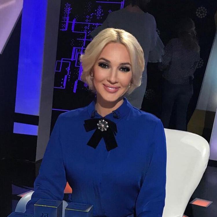Лера Кудрявцева в синей блузке 
