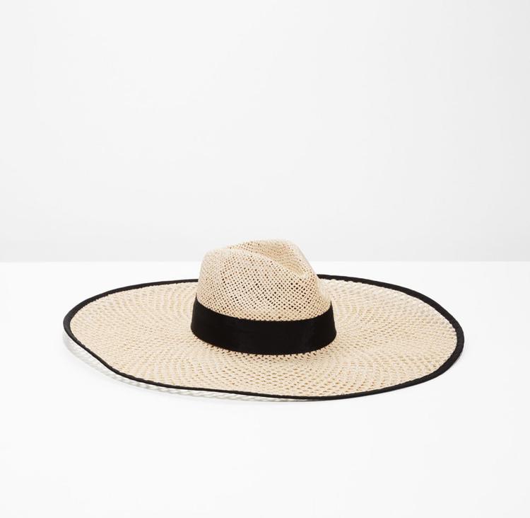 соломенная шляпа на пляж