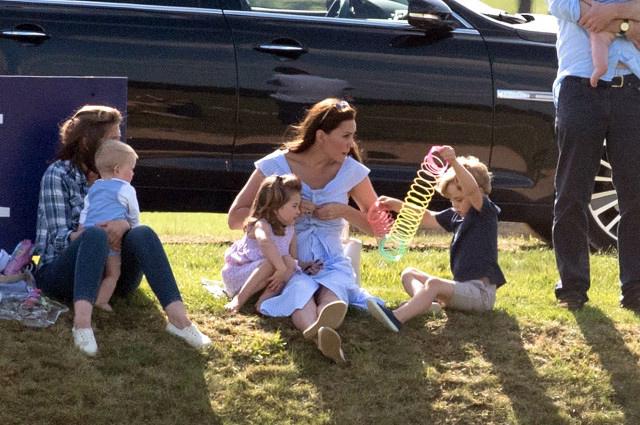 Новости дня: Кейт Миддлтон с детьми на матче Polo Match 2018  