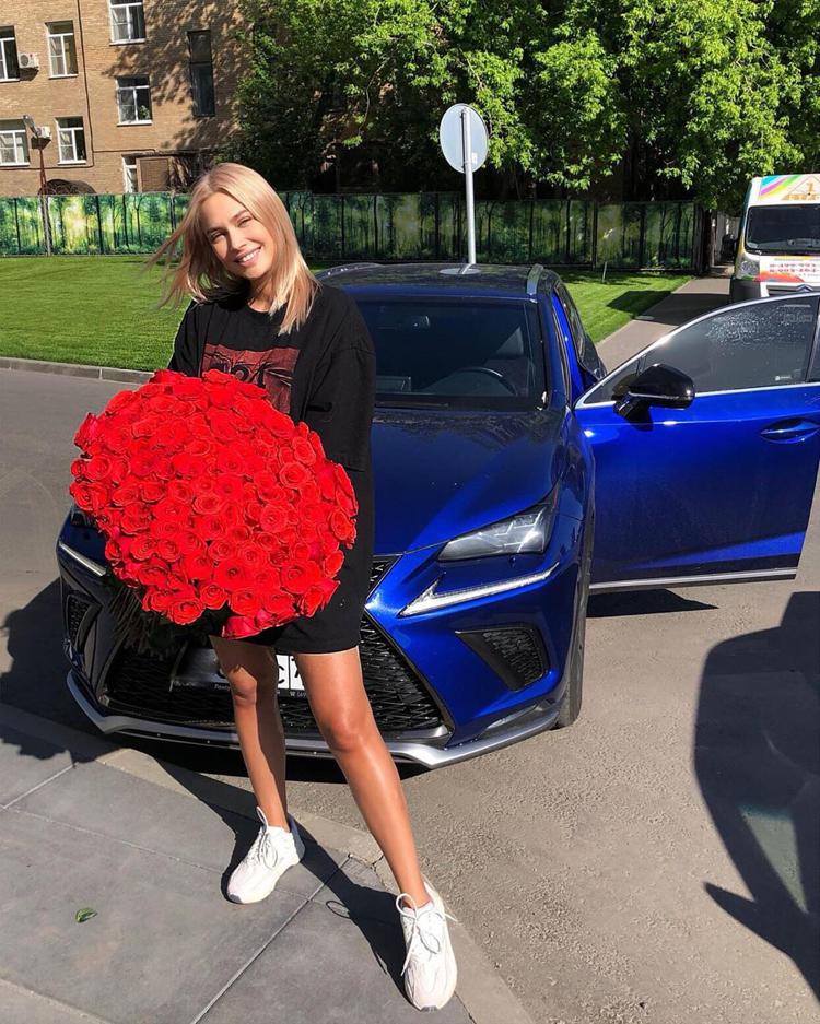Наталья Рудова около своей машины 