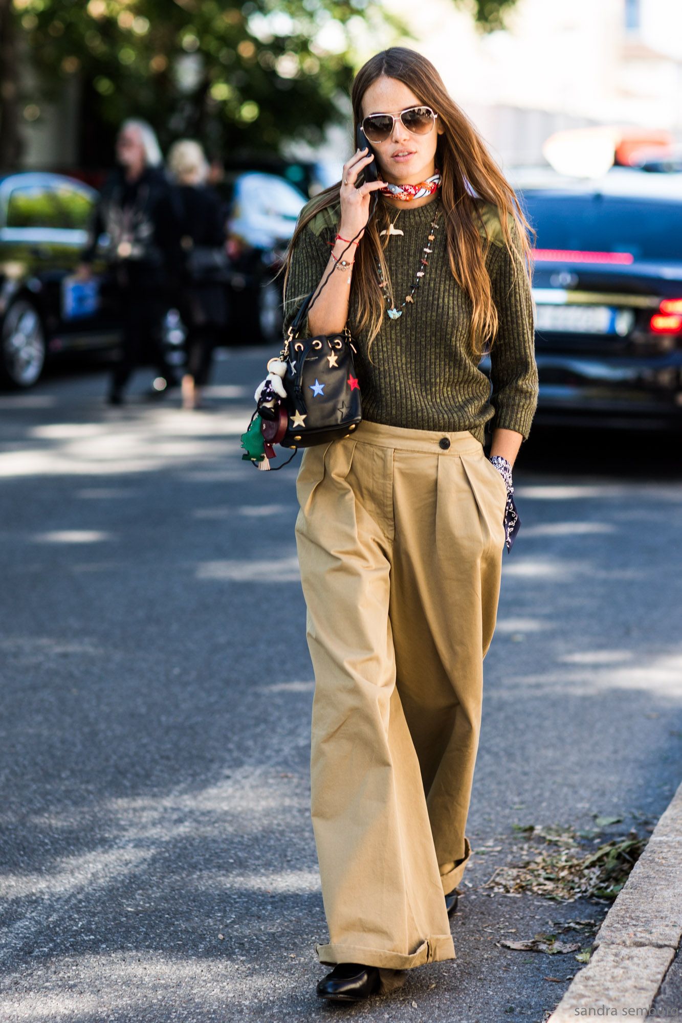 Брюки палаццо с какой обувью носить весной. Брюки палаццо Street Style. Брюки палаццо стрит стайл. Брюки палаццо Кэжуал.