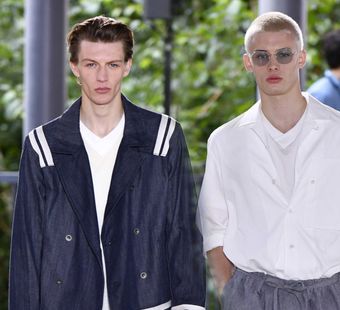 Мужские костюмы (Фото): бермуды, бомберы Issey Miyake Mens на лето 2018 из Парижа
