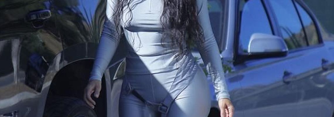 Новости дня: Ким Кардашьян прошлась в одежде из предстоящей коллекции Yeezy 7