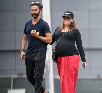Последние новости: Папарацци засняли беременную Еву Лонгорию на прогулке с мужем